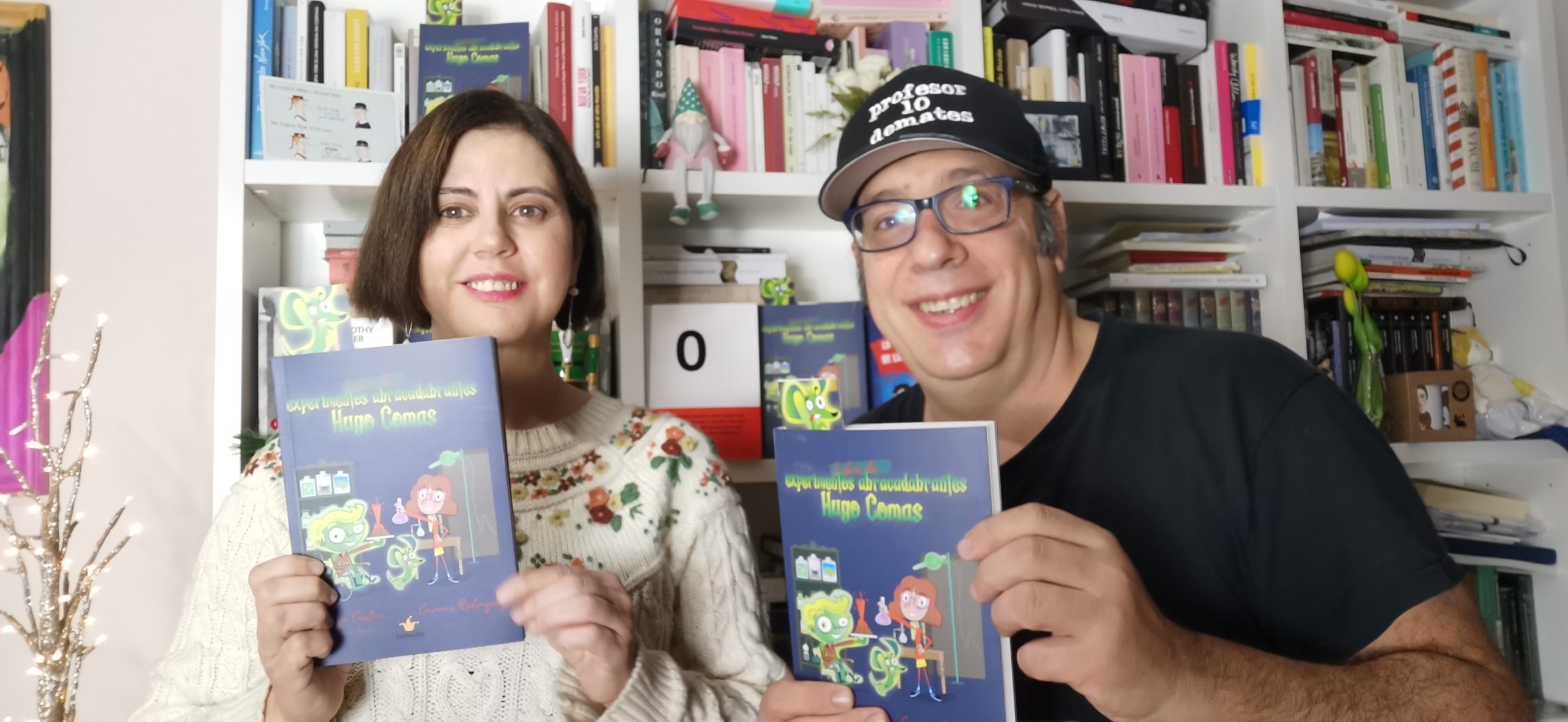 La escritora Carmen Rodriguez y profesor10demates con libro de experimentos de Hugo COmas filomeno sarah